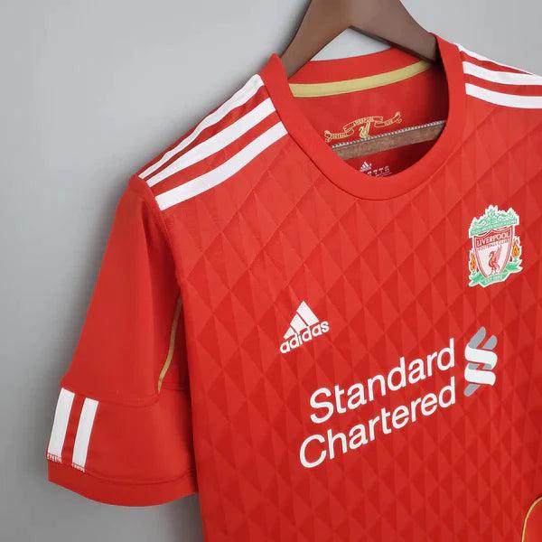 camisa-liverpool-titular-I-retrô-2010-2011-vermelho-gola-redonda-cabide-fundo-branco-listras-brancas-adidas