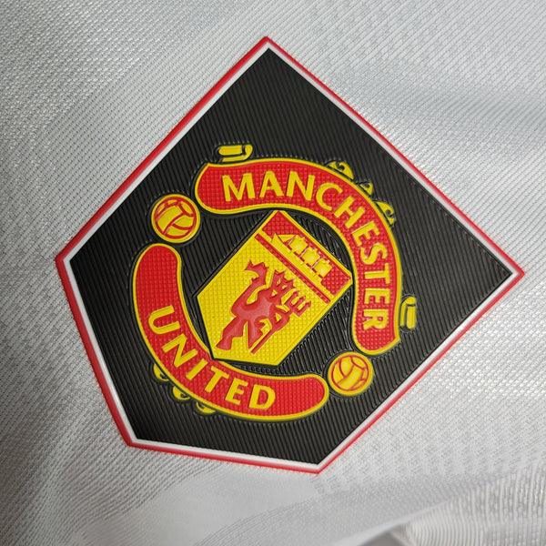 camisa-manchester-united-II-reserva-branco-22-23-versao-jogador-manga-curta-detalhes-gola-v-silkado-silk-emborrachado-grade-fundo