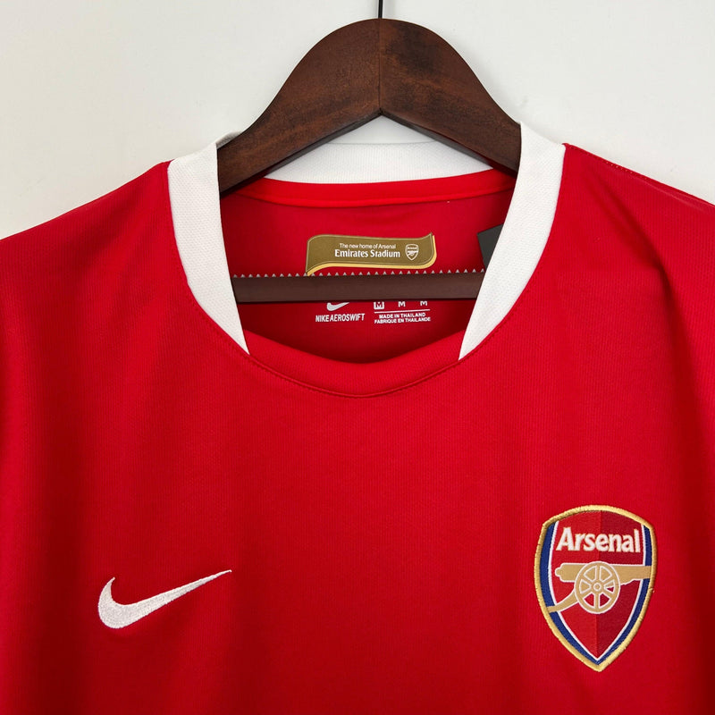 camisa-arsenal-retrô-2006-2008-titular-vermelha-manga-curta-branca-dourado-detalhe-home-I