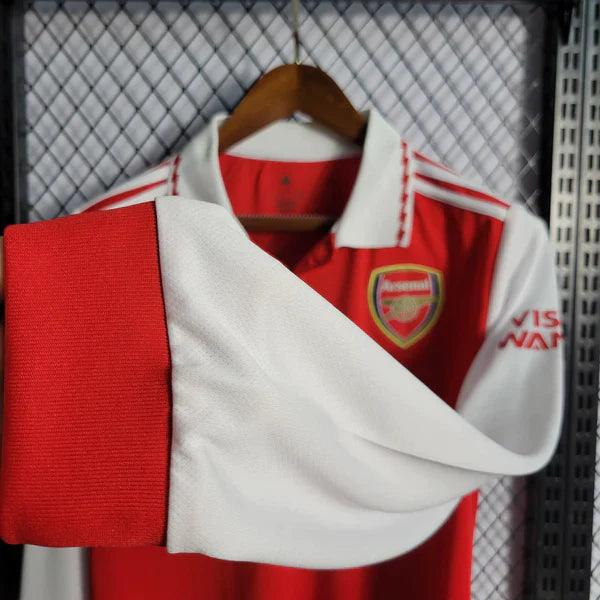 camisa-arsenal-manga-longa-titular-I-home-gola-polo-vermelho-branco-punho-elástico-adidas-fly-better-bordado-fundo-grade-2022-2023-botão-costas