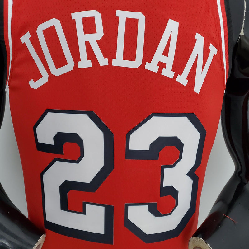 camisa-regata-de-basquete-chicago-bulls-vermelho-branco-diamond-75-anos-nba-versão-torcedor-manequim-preto-23-jordan