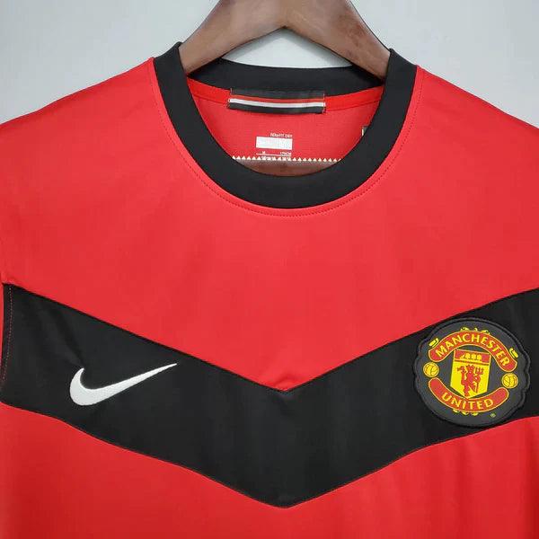 camisa-manchester-united-titular-2009-2010-vermelho-preto-gola-redonda-preta-branco-aig-manga-curta-retrô