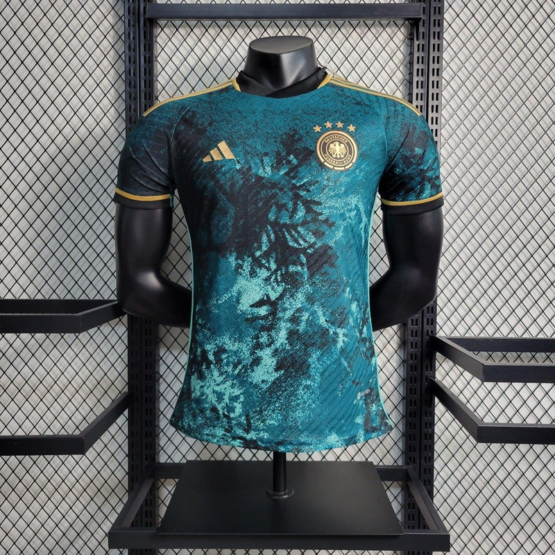 camisa-alemanha-azul-versao-jogador-gola-preta-grades-ao-fundo-manequim-preto