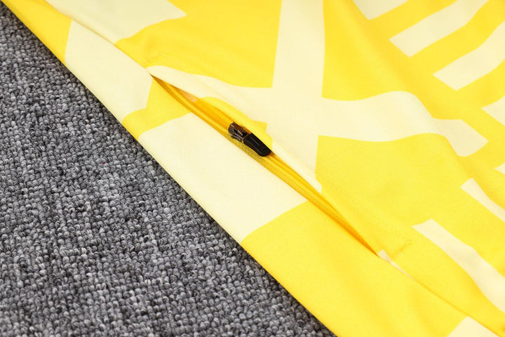 conjunto-borussia-dortmund-inverno-amarelo-branco-calça-preta-fundo-branco-23-24-bordado-zíper-bolso