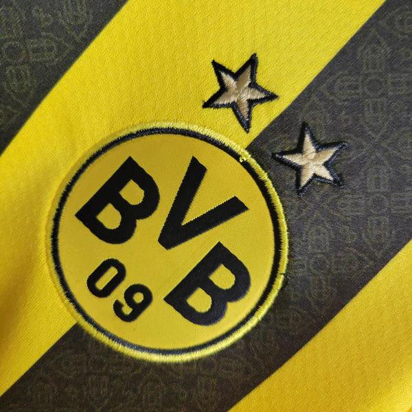 camisa-borussia-dortmund-manga-longa-titular-22-23-amarelo-preto-gola-preta-grade-fundo-frente-bordado