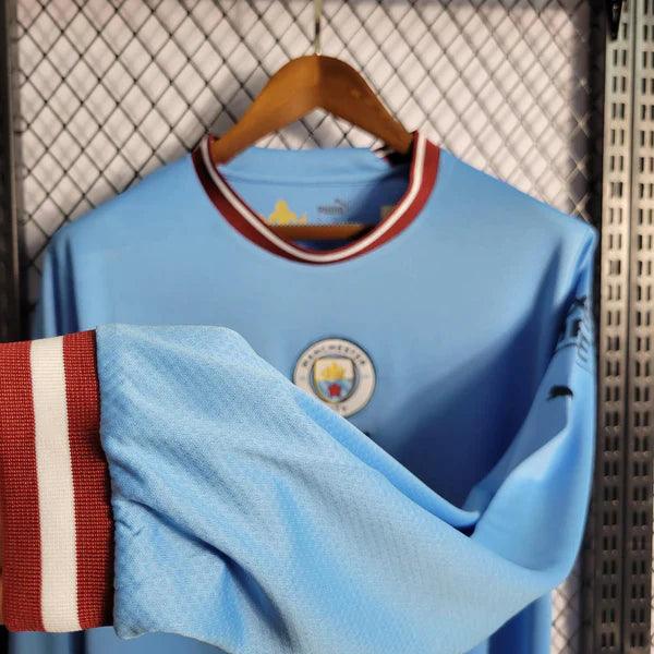 camisa-manchester-city-I-titular-manga-longa-22-23-torcedor-azul-vermelho-bordado-frente