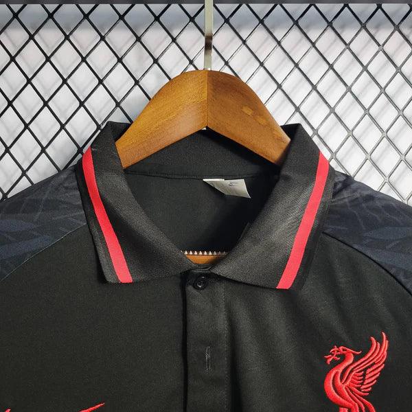 camisa-liverpool-preta-gola-polo-vermelho-preto-grade-ao-fundo-cabide-23