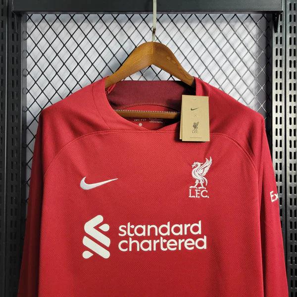 camisa-liverpool-manga-longa-titular-22-23-vermelho-standard-fundo-grade-cabie-detalhes-branco