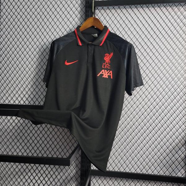 camisa-liverpool-preta-gola-polo-vermelho-preto-grade-ao-fundo-cabide-23