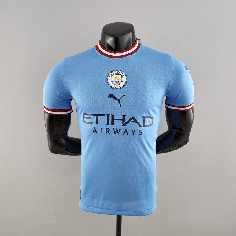 camisa-manchester-city-22-23-versão-jogador-azul-vermelho-manequim-premiere-league