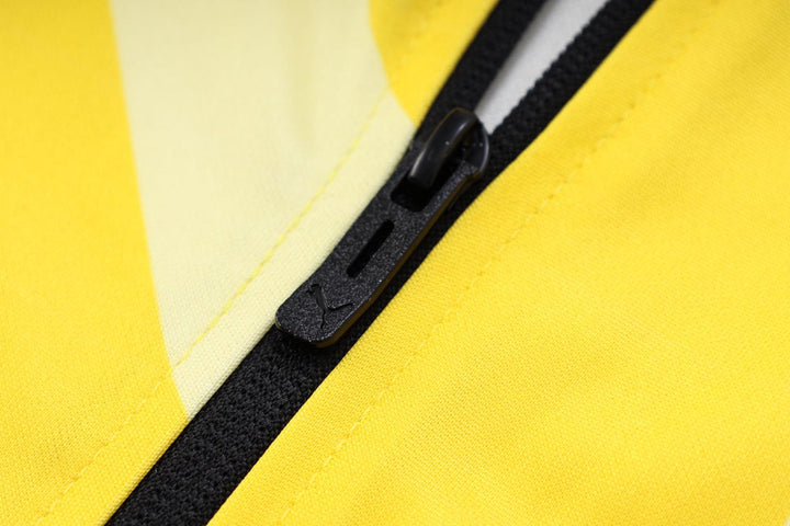 conjunto-borussia-dortmund-inverno-amarelo-branco-calça-preta-fundo-branco-23-24-bordado-zíper