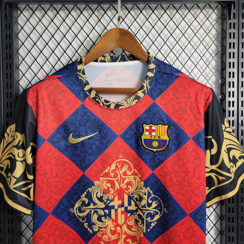 Camisa Barcelona Treino Nike - 23/24 Versão Torcedor Mosaico Preto, Amarelo, Vermelho e Azul