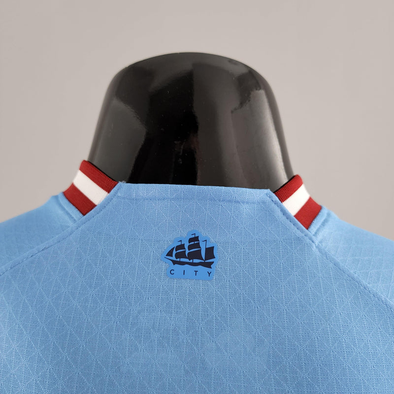 camisa-manchester-city-22-23-versão-jogador-azul-vermelho-manequim-premiere-league-manga-curta-costas