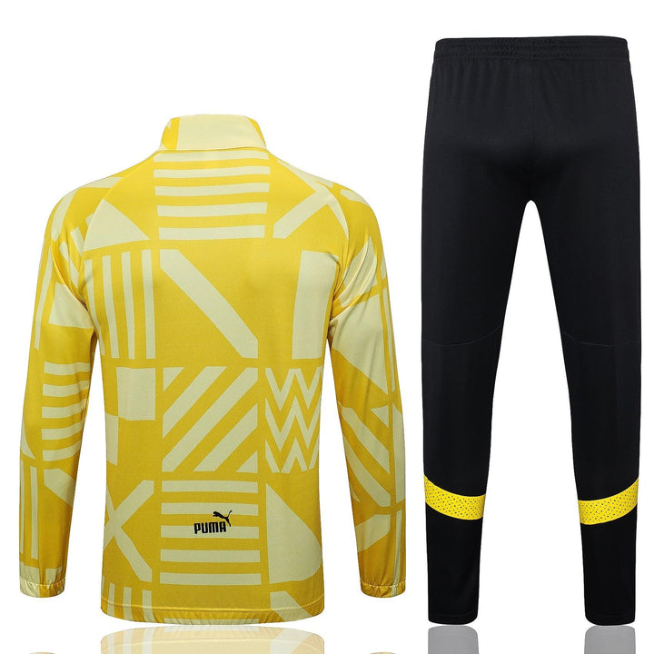 conjunto-borussia-dortmund-inverno-amarelo-branco-calça-preta-fundo-branco-23-24-bordado