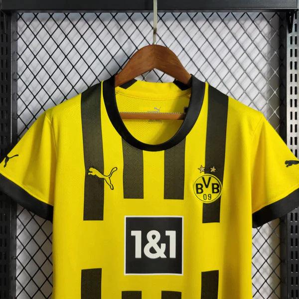 camisa-borussia-dortmund-bvb-titular-feminina-22-23-amarelo-preto-gola-preta-frente