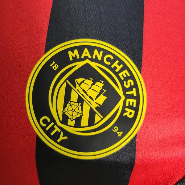 camisa-manchester-city-away-22-23-versão-jogador-puma-vermelho-preto-amarelo-manequim-fundo-grade-gola-v-silk-silkado-emborrachado