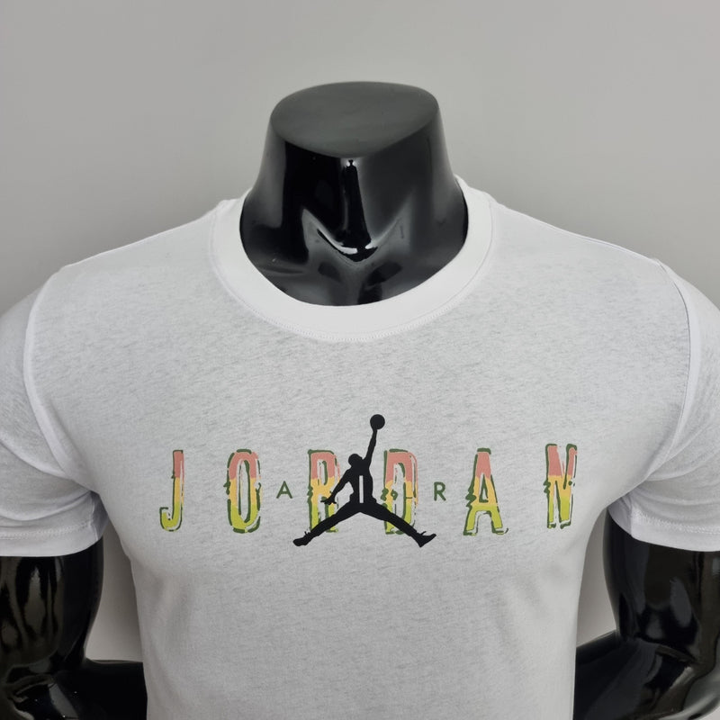 camisa-esportiva-air-jordan-nike-branca-fundo-branco-manequim-preto